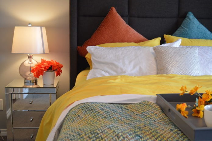 Wiosenne pomysły na aranżację sypialni. Pościele 3D i piękne dodatki