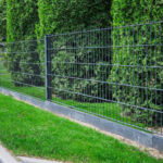 Panele ogrodzeniowe - co wyróżnia je spośród innych ogrodzeń metalowych?